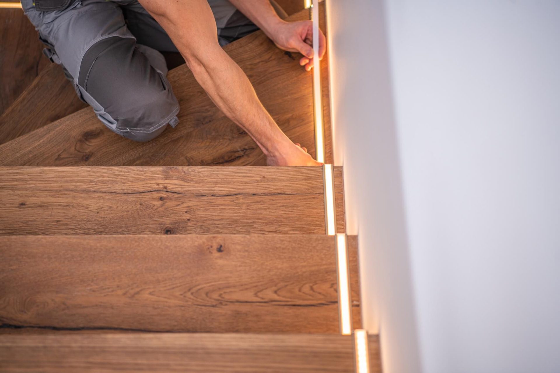 Trapprenovering Malmö har nyligen genomfört ett imponerande projekt där vi installerade modern belysning under trappstegen