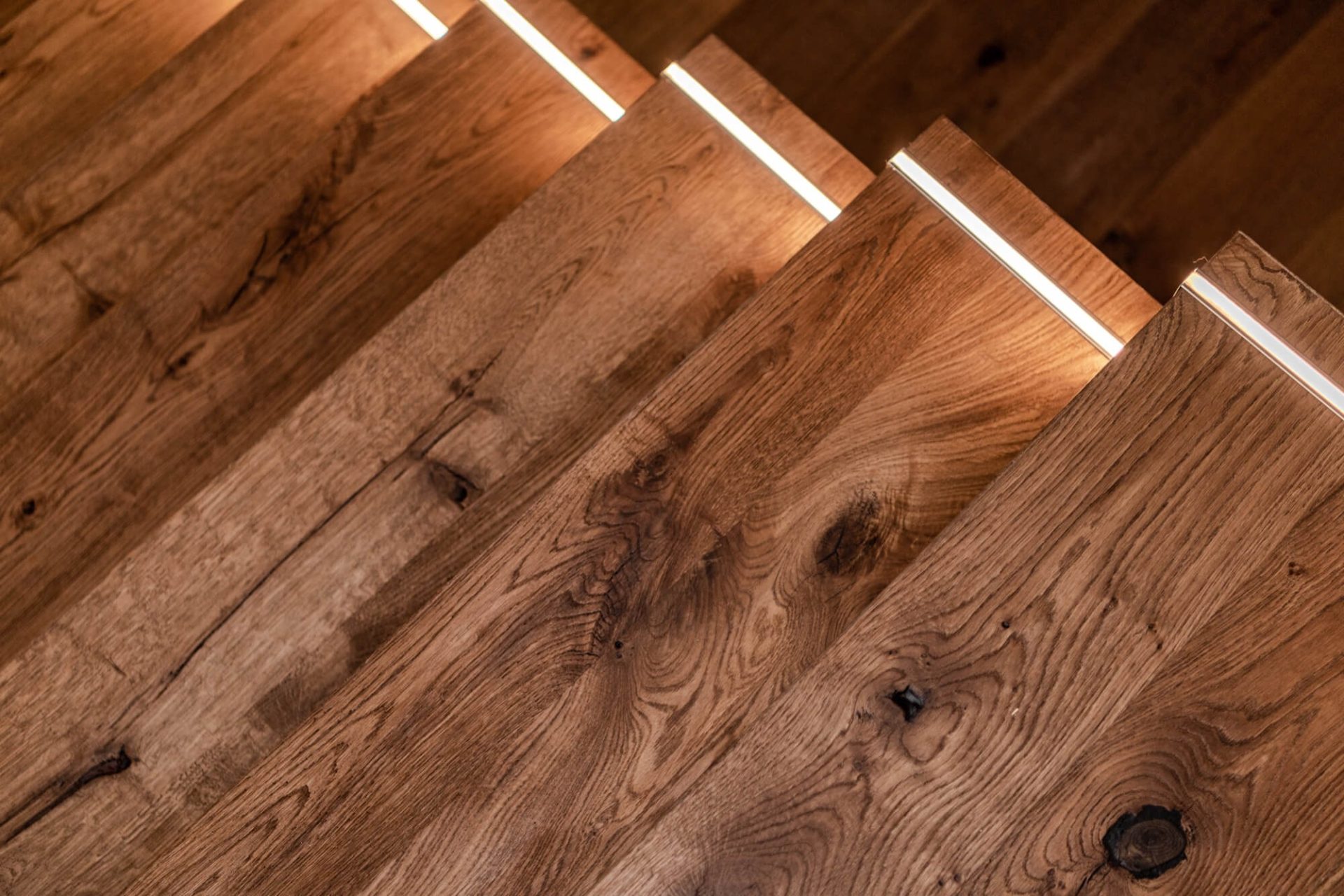 Trapprenovering Malmö installerar eleganta glasräcken längs dina trappsteg